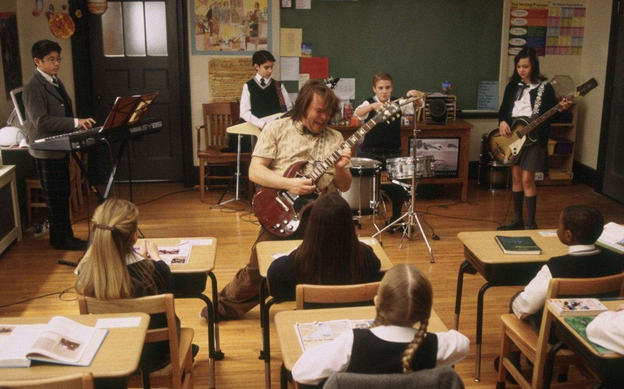 Mit seiner unkonventionellen Art gelingt es Dewey Finn (Jack Black, Mitte), seine Klasse für das Projekt „Rockband“ zu gewinnen. (Bild: kabel eins / Paramount Pictures)