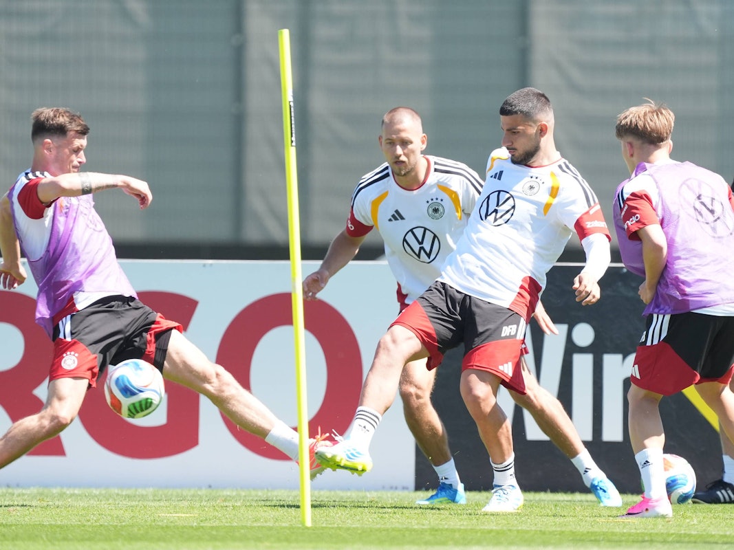 Pascal Groß und Deniz Undav kämpfen um den Ball. Waldemar Anton und Lennart Karl schauen zu.