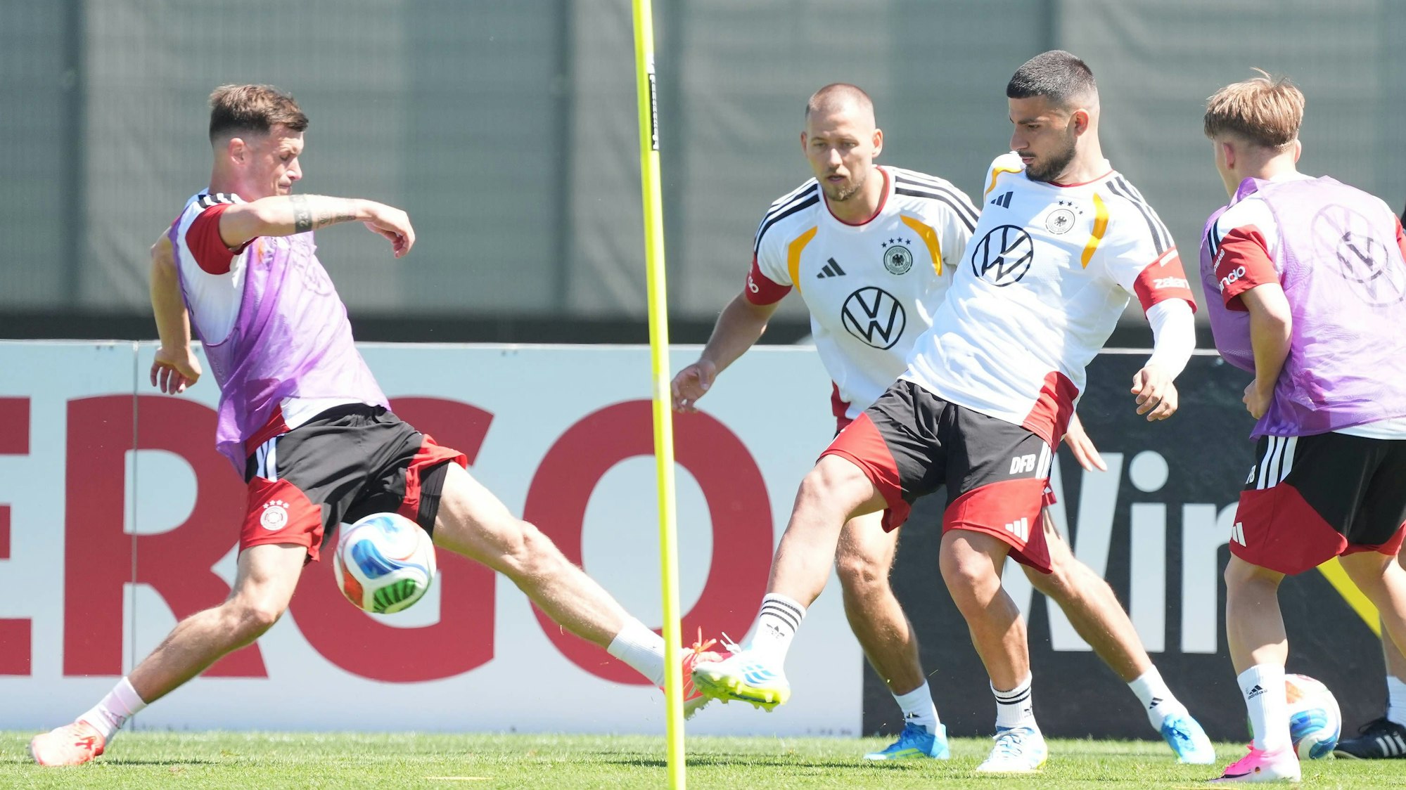 Pascal Groß und Deniz Undav kämpfen um den Ball. Waldemar Anton und Lennart Karl schauen zu.