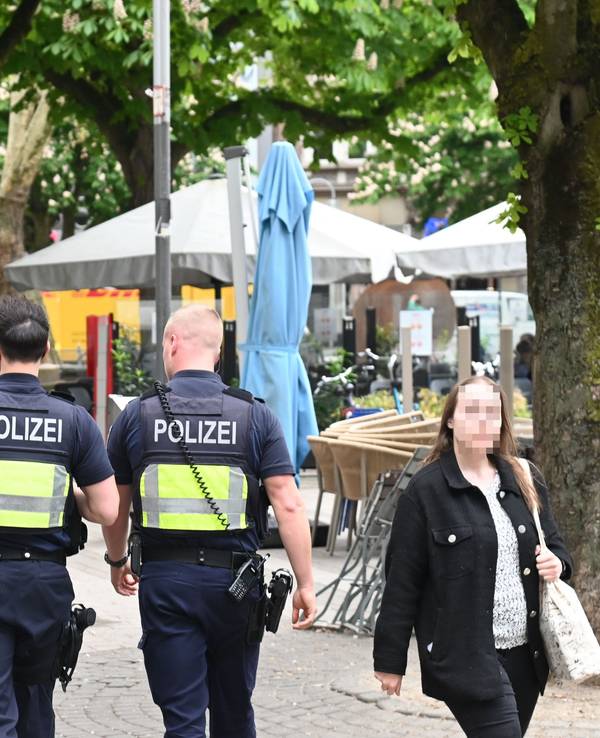 Einsatzkräfte der Polizei patrouillieren am Friesenplatz.