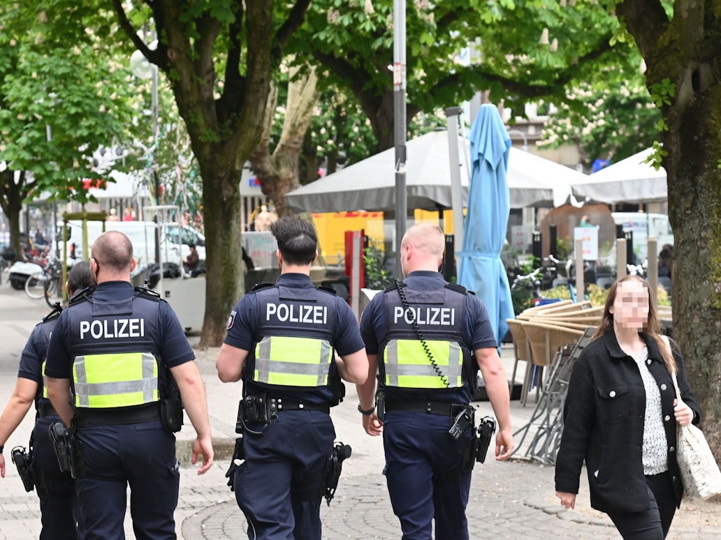 Einsatzkräfte der Polizei patrouillieren am Friesenplatz.