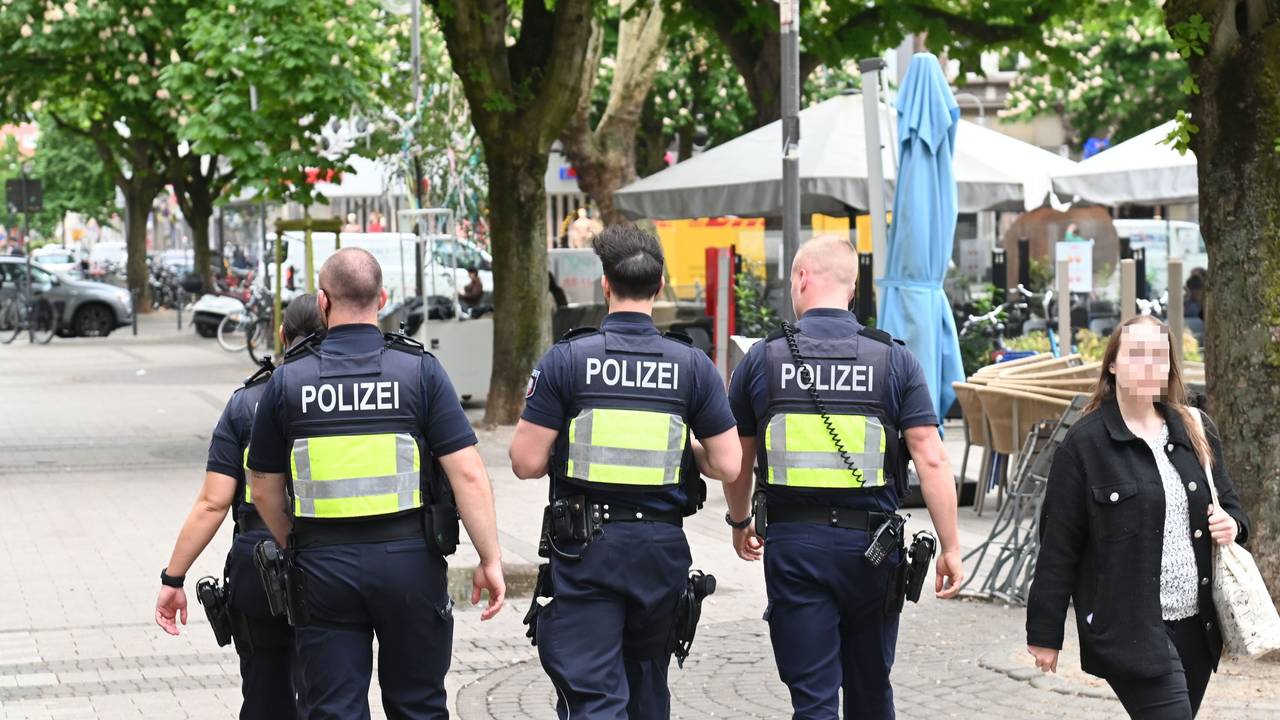 Einsatzkräfte der Polizei patrouillieren am Friesenplatz.