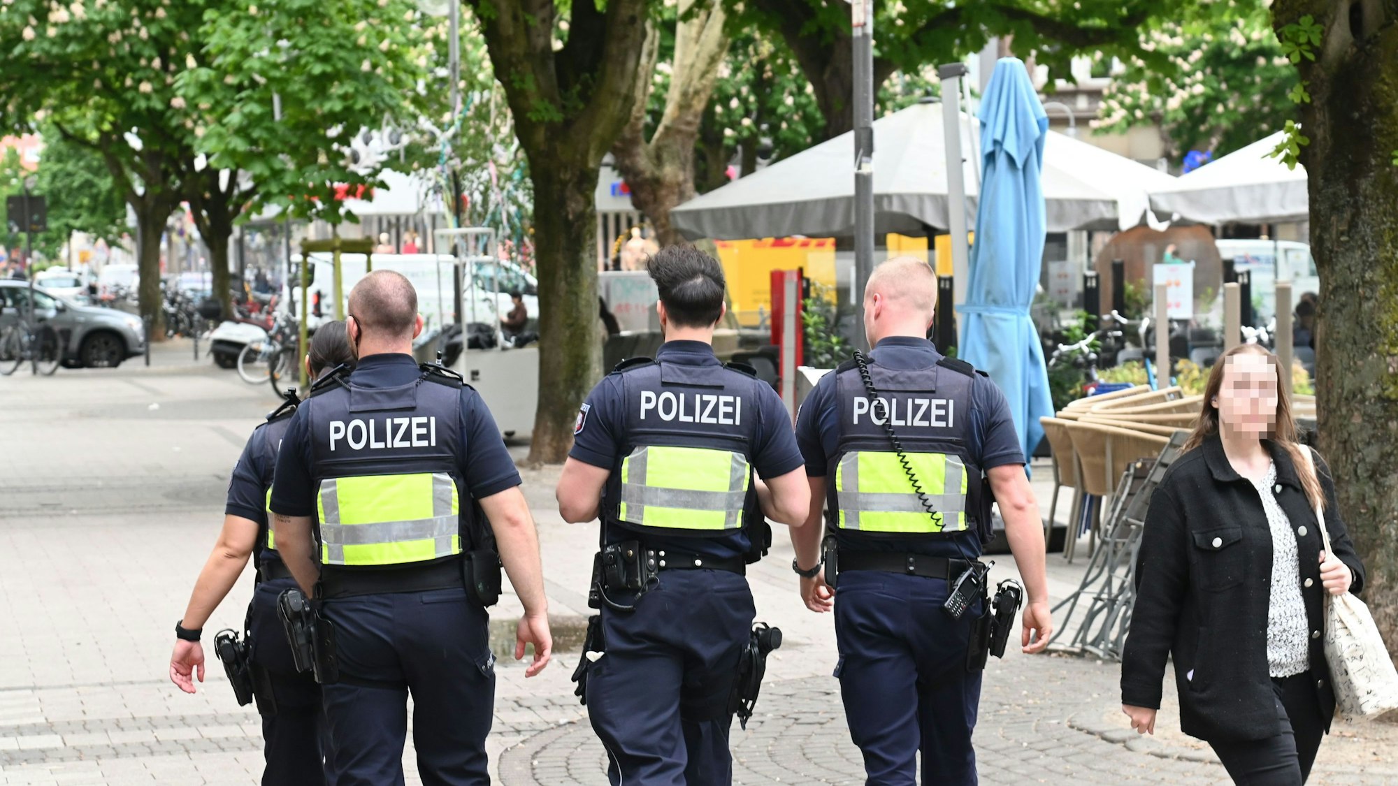 Einsatzkräfte der Polizei patrouillieren am Friesenplatz.