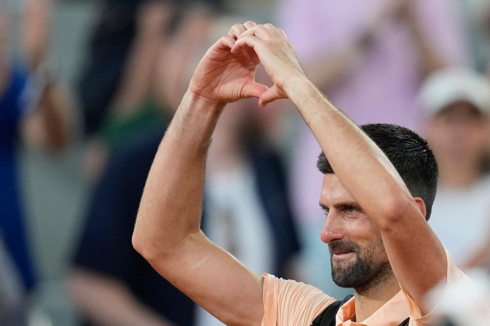 Ein Herzchen für die Fans - war es Djokovics letzter Auftritt in Paris?