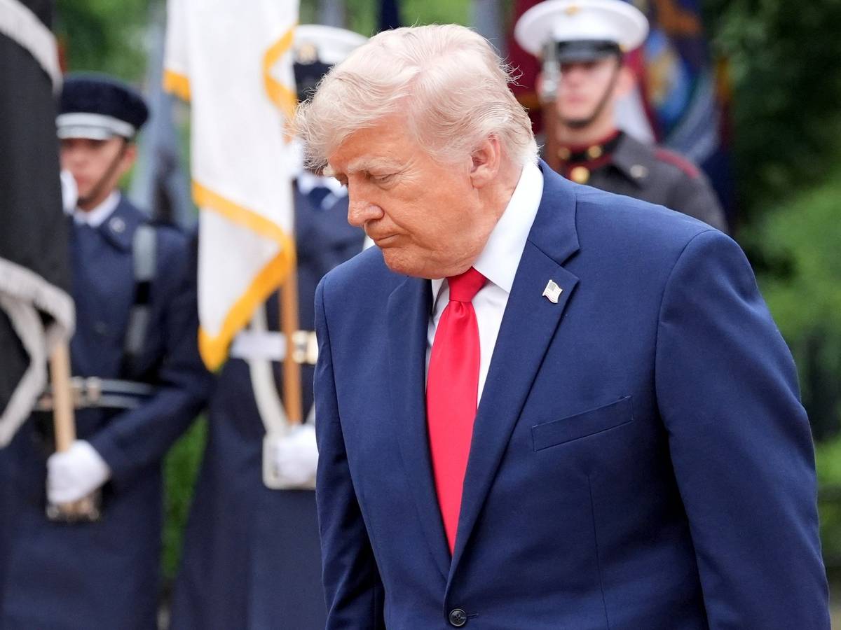 US-Präsident Donald Trump geht nach der Kranzniederlegung am Grab des unbekannten Soldaten am Memorial Day über den Arlington National Cemetery.