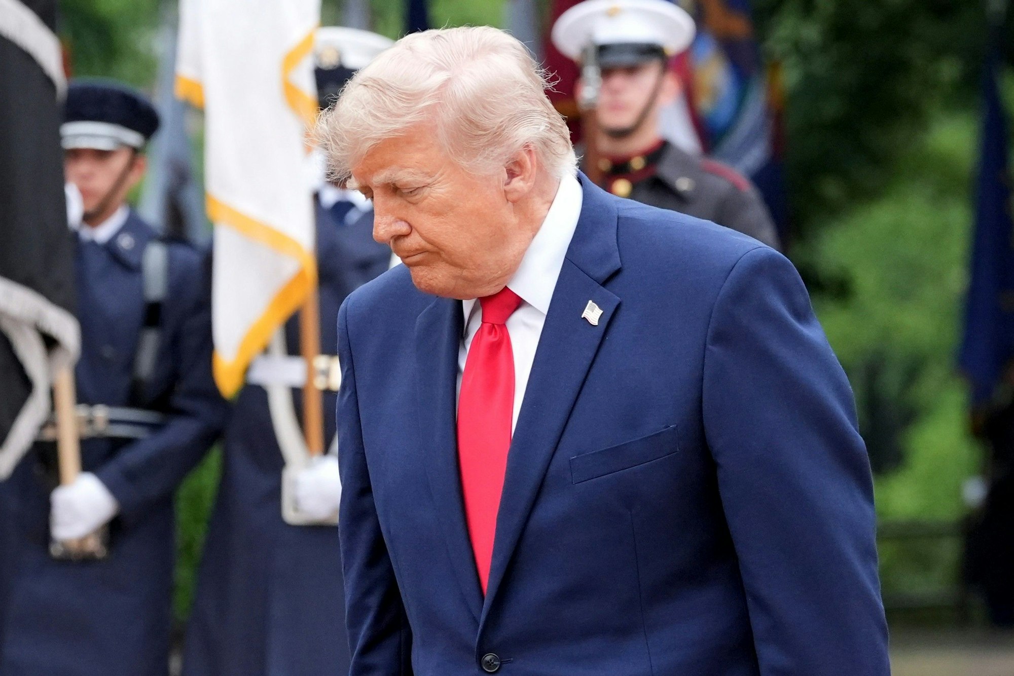 US-Präsident Donald Trump geht nach der Kranzniederlegung am Grab des unbekannten Soldaten am Memorial Day über den Arlington National Cemetery.