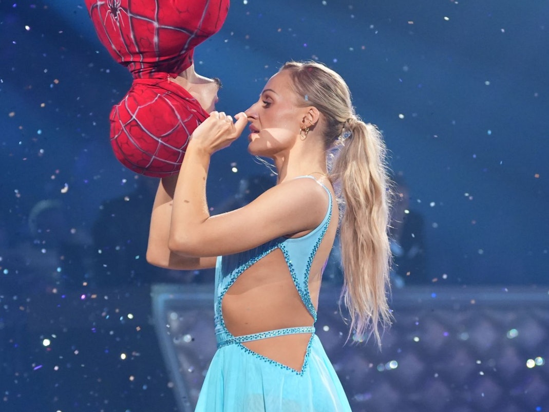 Milano küsst Marta Arndt als Spiderman. Den Kuss verleugnet Milano später: „Das sah nur so aus.“ Dennoch sagt er: „Ich hab' Marta kennengelernt. Deswegen ... Ich habe schon gewonnen.“ (Bild: RTL / Stefan Gregorowius)