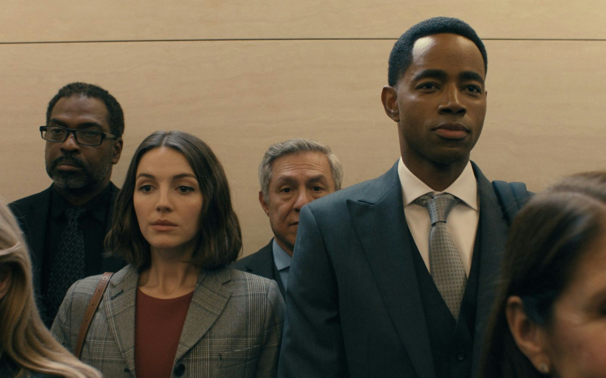 Die ebenso intelligenten wie ehrgeizigen AJ (Ella Hunt, links) arbeitet sich an ihrem maximal fordernden Chef Bill Gibson (Jay Ellis) ab. Deren stressiges Geschäft? Natürlich „Finance“ in Manhattan. (Bild: Disney+)