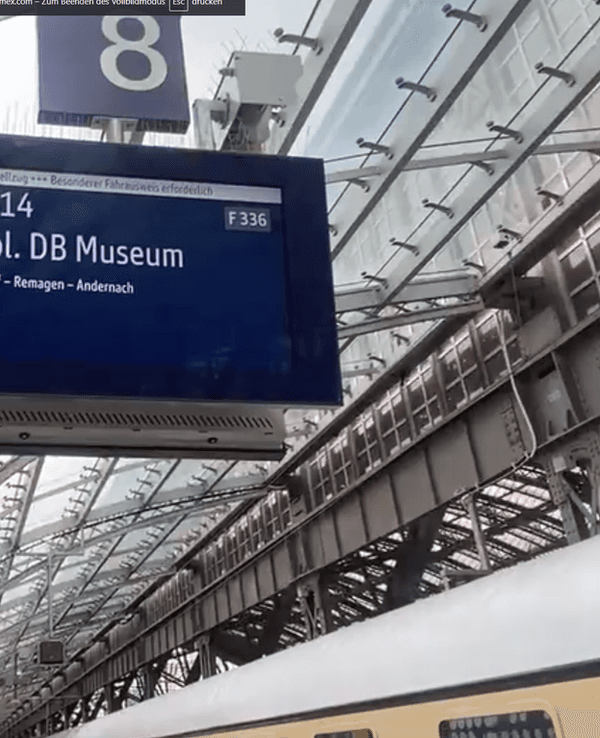 Blick auf die Anzeigetafel im Kölner Hauptbahnhof, die den Nostalgiezug in Richtung Koblenz ankündigt.