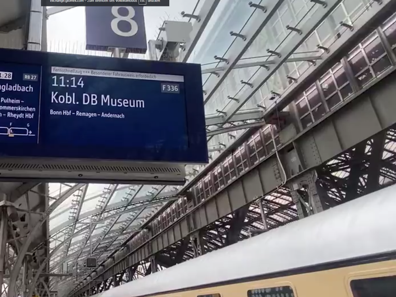 Blick auf die Anzeigetafel im Kölner Hauptbahnhof, der den Nostalgiezug in Richtung Koblenz ankündigt.