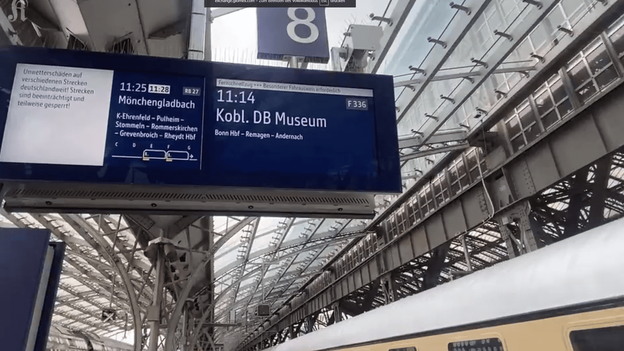 Blick auf die Anzeigetafel im Kölner Hauptbahnhof, die den Nostalgiezug in Richtung Koblenz ankündigt.