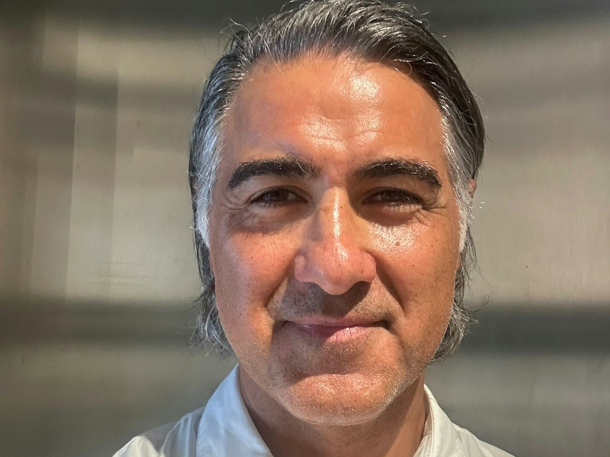 Erhan Bektas (52) hat sein Geschäft in unmittelbarer Nähe zum Friesenplatz.