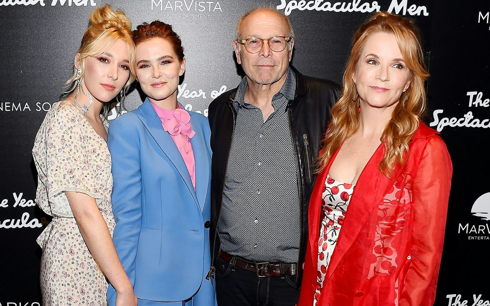 Ein echter Hollywood-Clan: Regisseur Howard Deutch, Lea Thompson (rechts) und ihre Töchter Madelyn (links) und Zoey Deutch 2017 bei der Premiere ihres Films „The Year Of Spectacular Men“. (Bild: Nicholas Hunt/Getty Images)