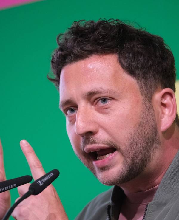 Felix Banaszak spricht.