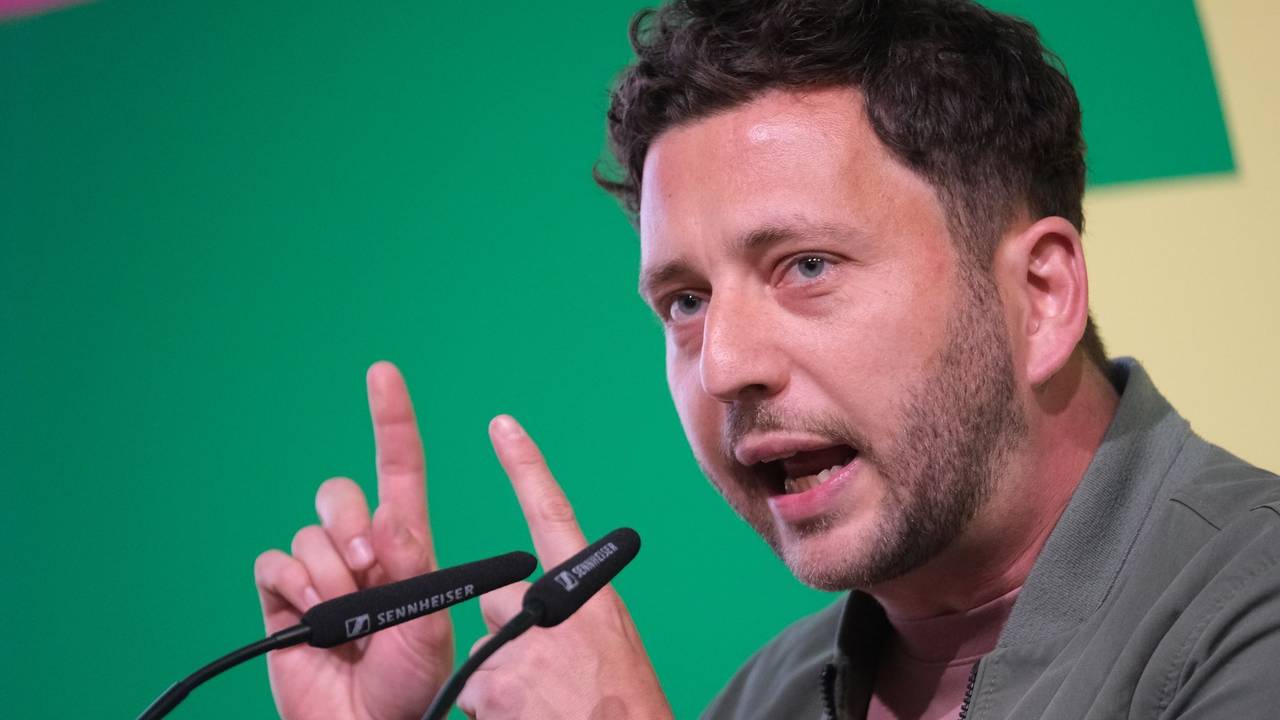 Felix Banaszak spricht.