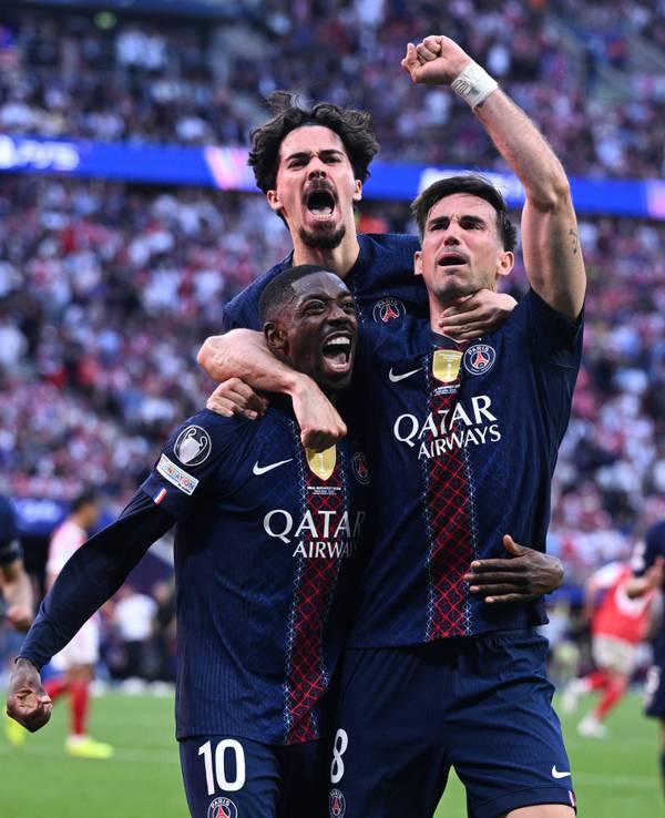 Ousmane Dembélé, Vitinha und Fabian Ruiz jubeln gemeinsam.