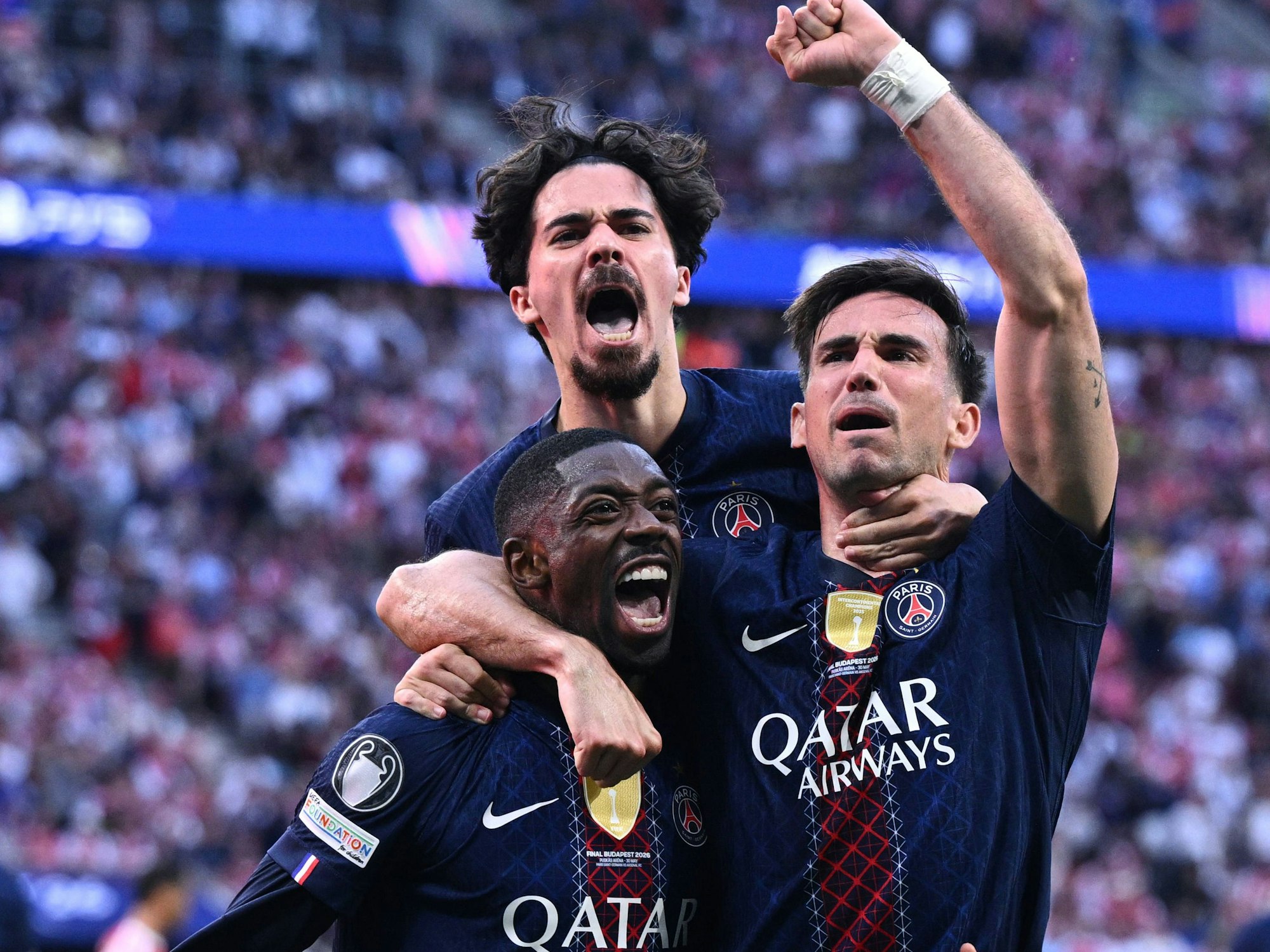 Ousmane Dembélé, Vitinha und Fabian Ruiz jubeln gemeinsam.