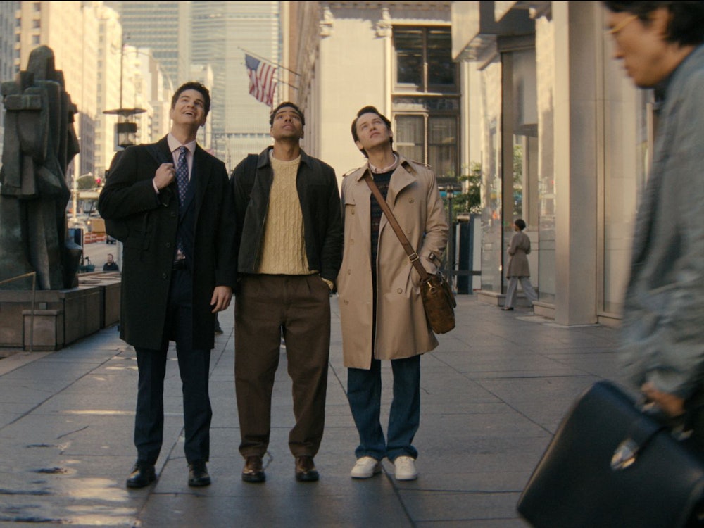 Tatort Manhattan: Der tapsige Davis (Will Angus, links), Medizinstudent und Möchtegern-Schauspieler Kel (Nicholas Duvernay, zweiter von links) sowie Reichensöhnchen Josh (Jack Martin), der Journalist werden will, leben Tür an Tür mit einer weiblichen Zweier-WG. Fünf junge Menschen sind das Ensemble der Gen-Z-Comedy „Not Suitable For Work“. (Bild: Disney+)