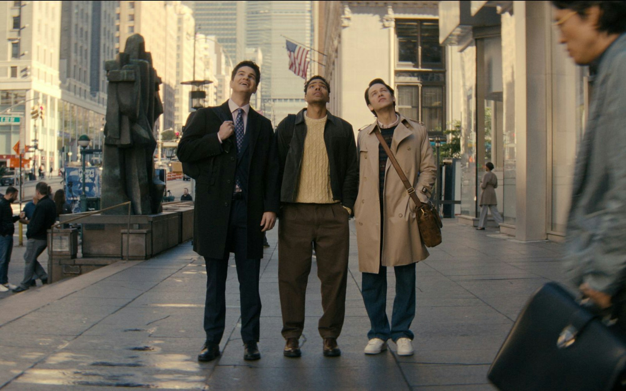Tatort Manhattan: Der tapsige Davis (Will Angus, links), Medizinstudent und Möchtegern-Schauspieler Kel (Nicholas Duvernay, zweiter von links) sowie Reichensöhnchen Josh (Jack Martin), der Journalist werden will, leben Tür an Tür mit einer weiblichen Zweier-WG. Fünf junge Menschen sind das Ensemble der Gen-Z-Comedy „Not Suitable For Work“. (Bild: Disney+)