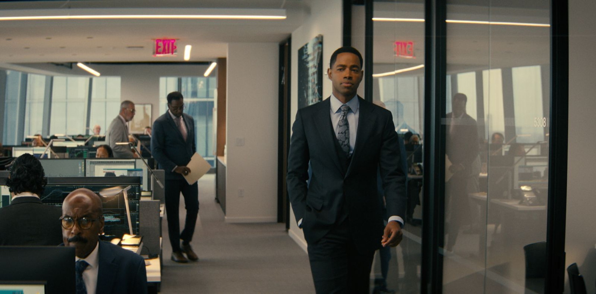 „If I can make it there, I′ll make it anywhere“: Finance-Guru Bill Gibson (Jay Ellis) setzt seine Mitarbeiter maximalem Druck aus. (Bild: Disney+)