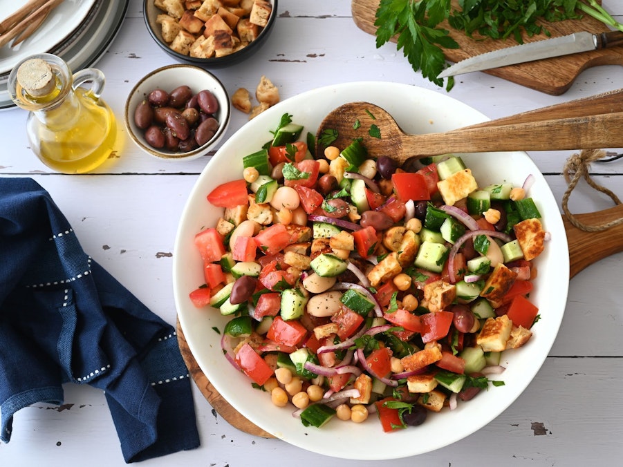 Griechischer Salat mit Halloumi und Pita