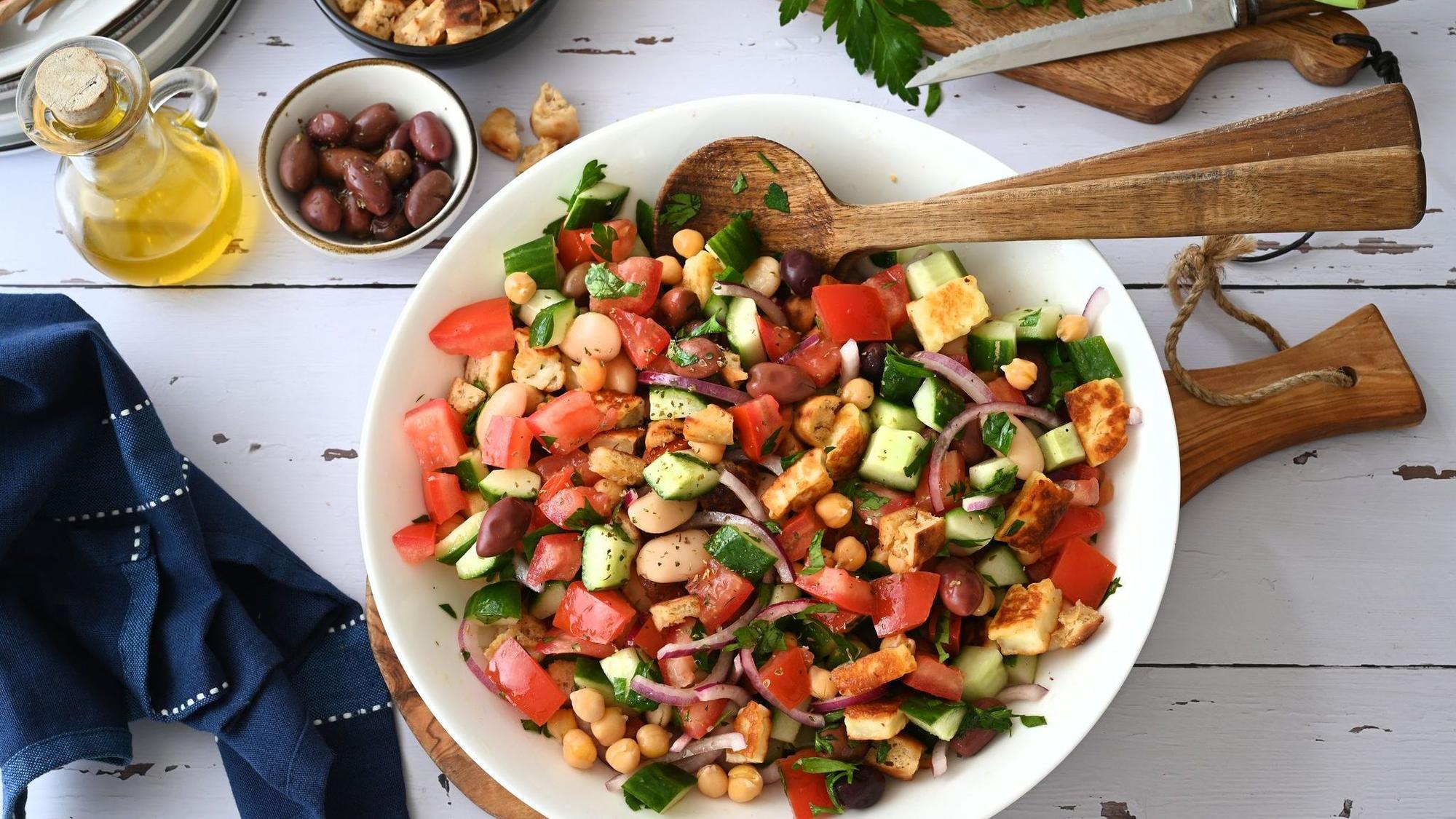 Griechischer Salat mit Halloumi und Pita