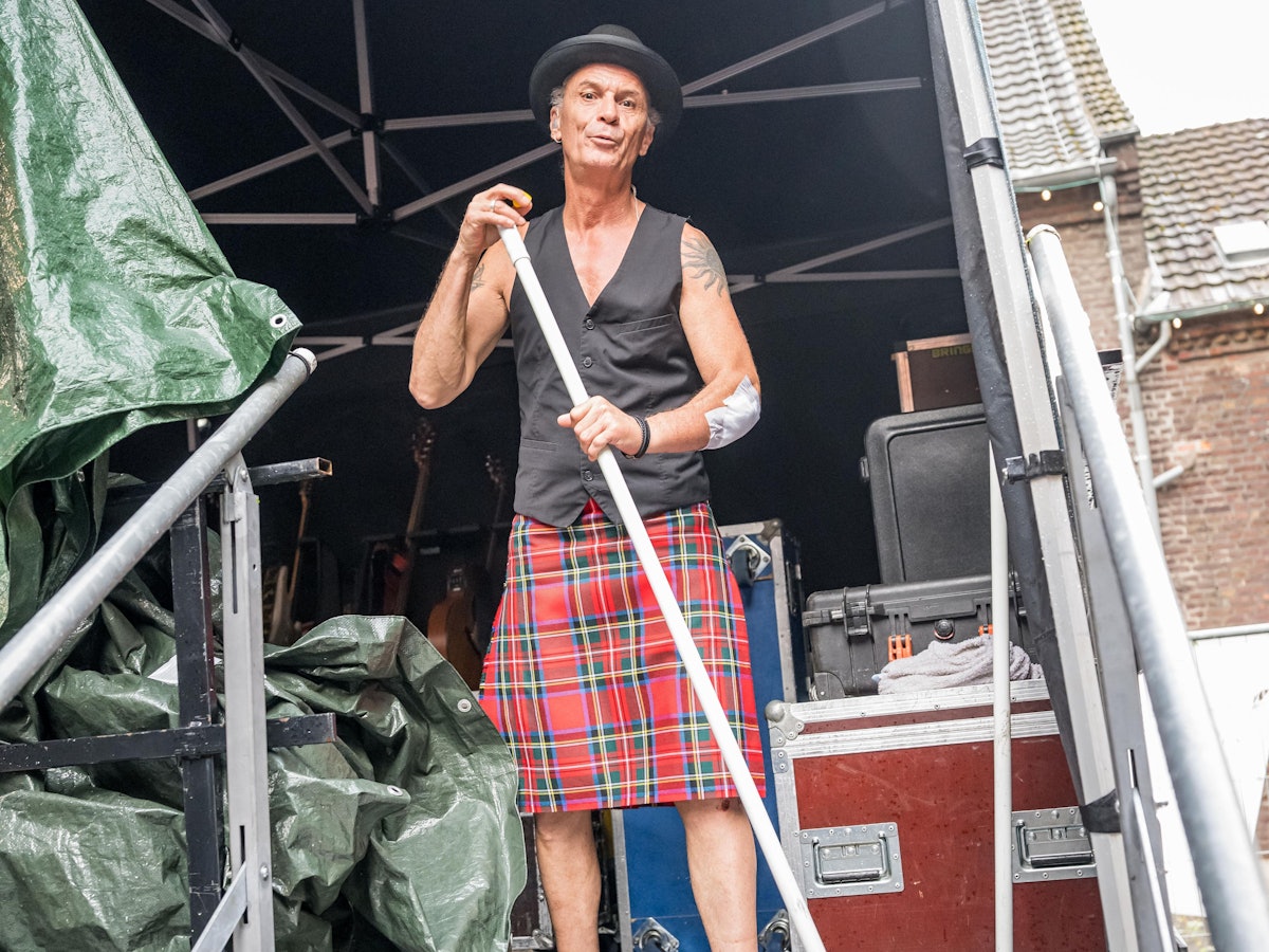 Bevor das Konzert beginnen konnte, musste die Brings-Crew erst einmal die komplette Technik trockenlegen.