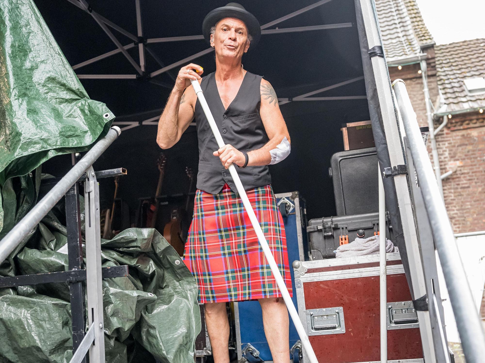 Bevor das Konzert beginnen konnte, musste die Brings-Crew erst einmal die komplette Technik trockenlegen.
