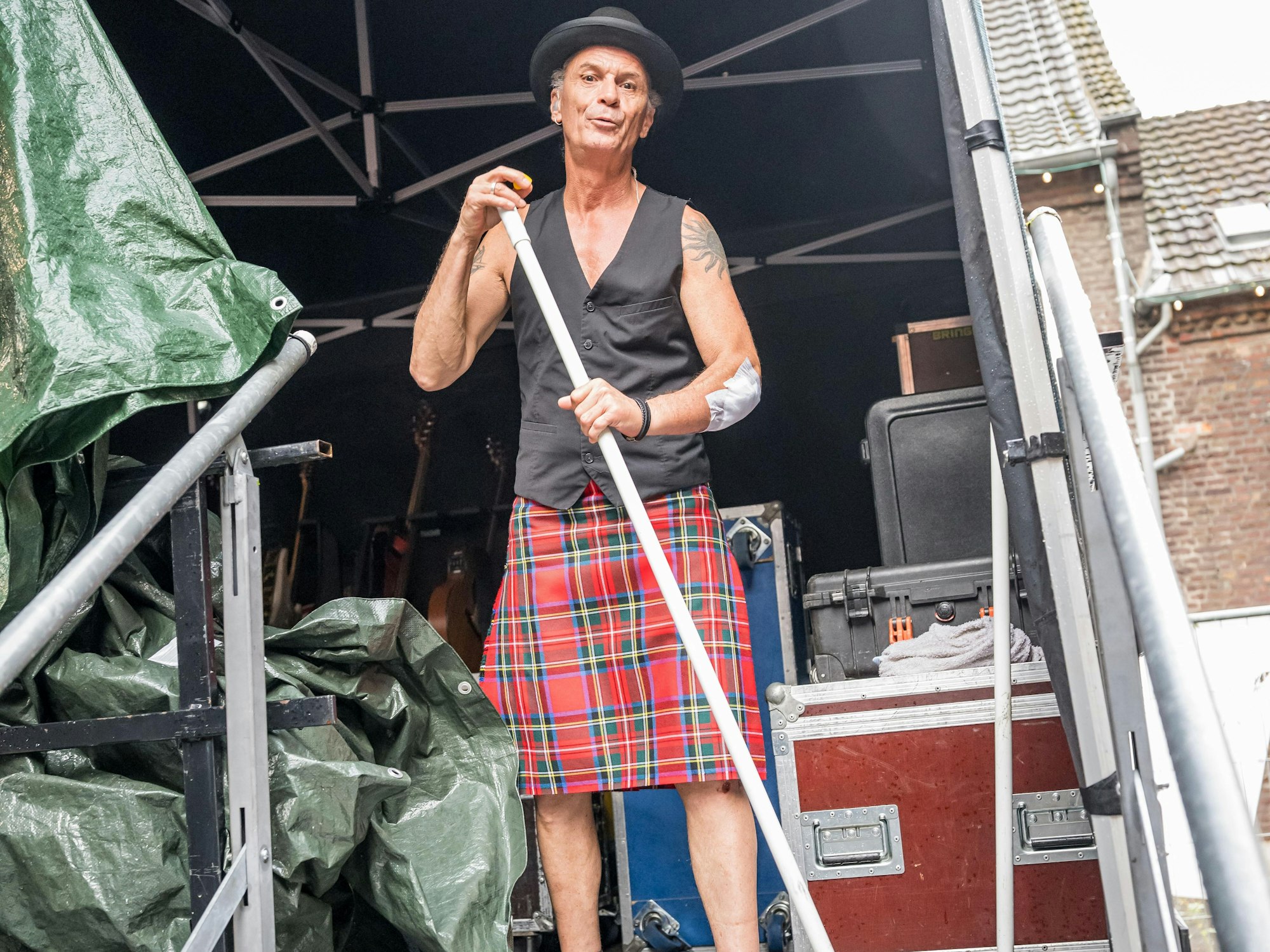 Bevor das Konzert beginnen konnte, musste die Brings-Crew erst einmal die komplette Technik trockenlegen.