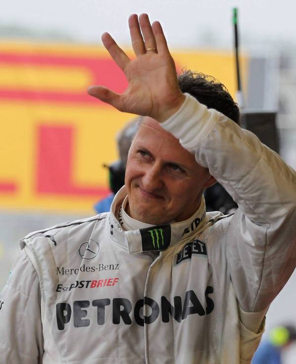 Michael Schumacher winkt bei einem Rennen der Formel 1.