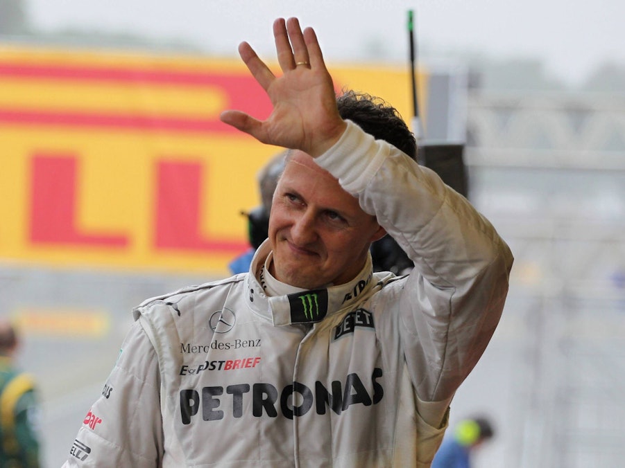 Michael Schumacher winkt bei einem Rennen der Formel 1.