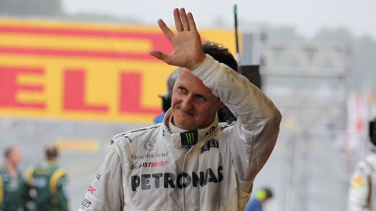Michael Schumacher winkt bei einem Rennen der Formel 1.