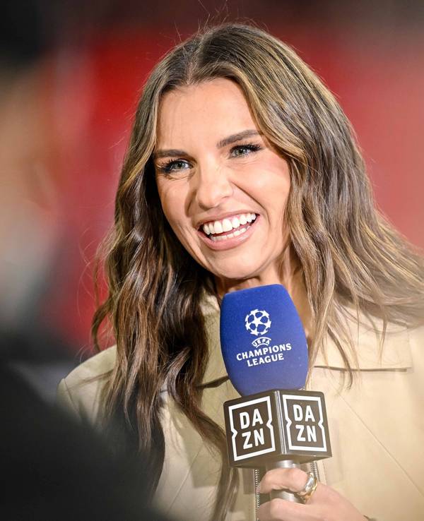 Laura Wontorra lächelt bei einem Interview.