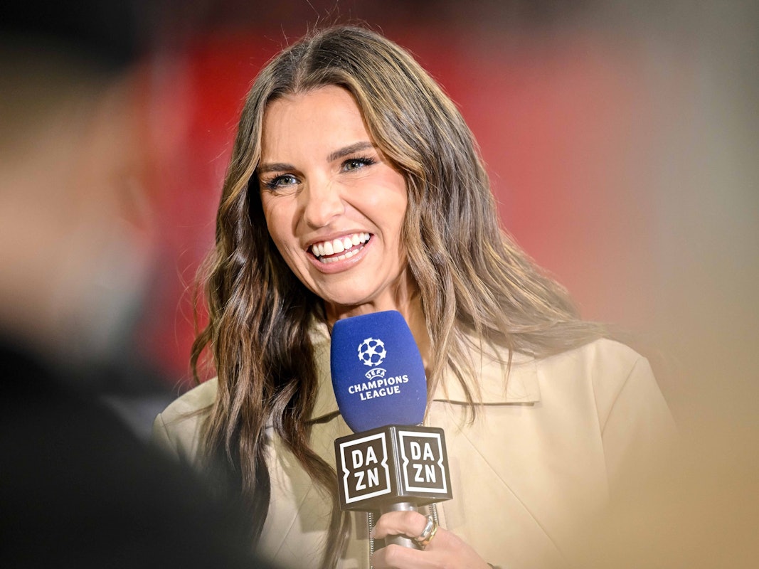 Laura Wontorra lächelt bei einem Interview.