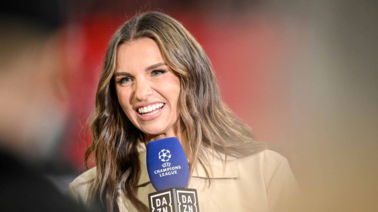 Laura Wontorra lächelt bei einem Interview.