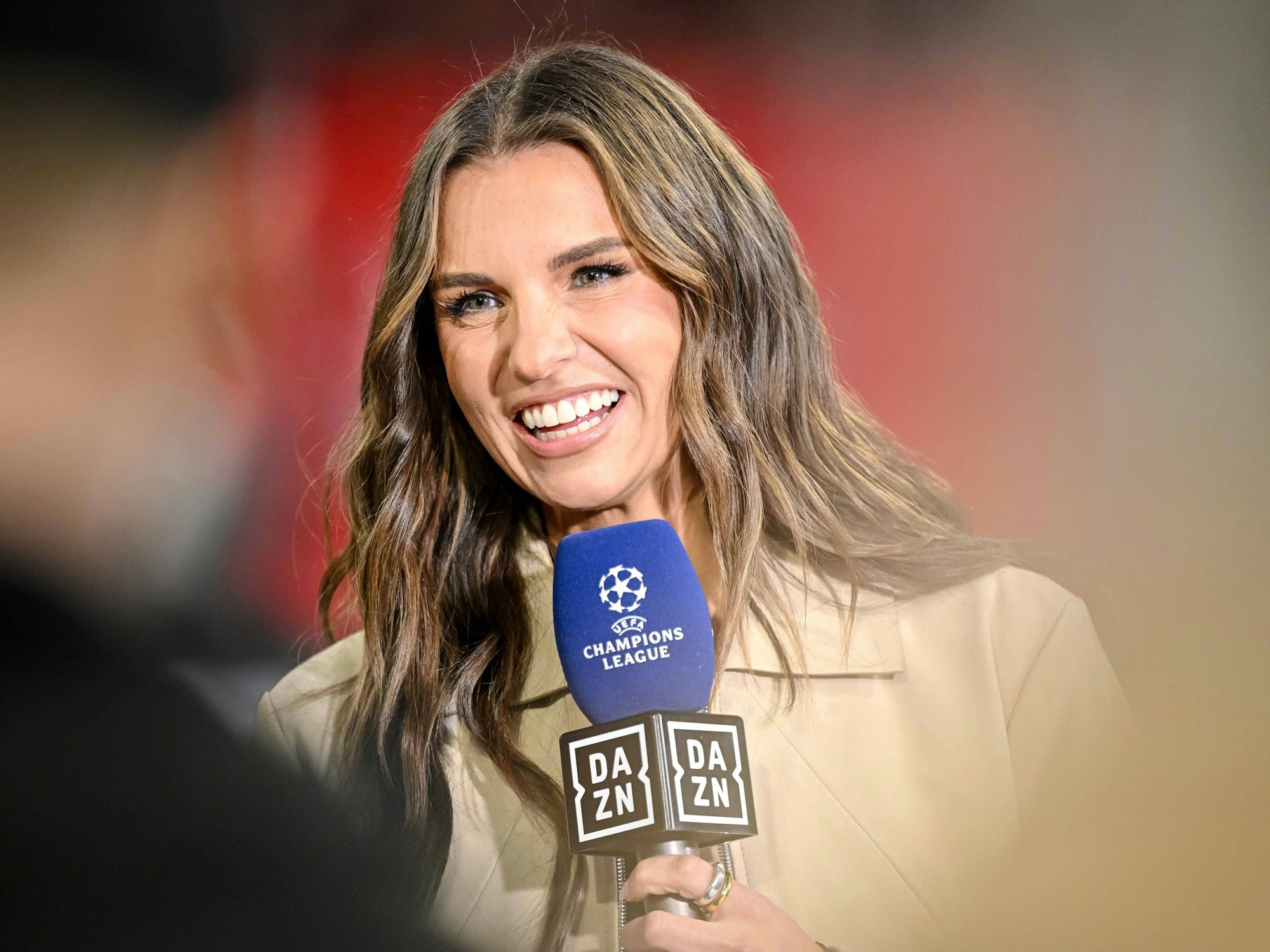 Laura Wontorra lächelt bei einem Interview.