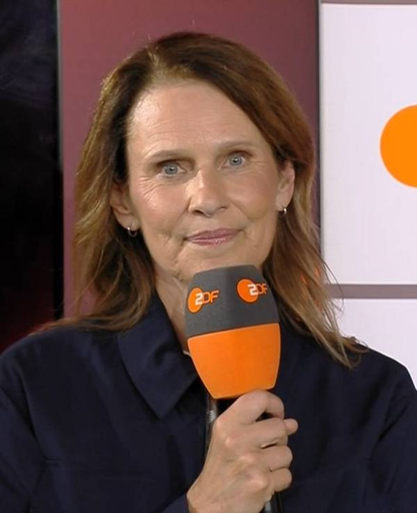 Katrin Müller-Hohenstein mit ZDF-Mikrofon in der Hand.