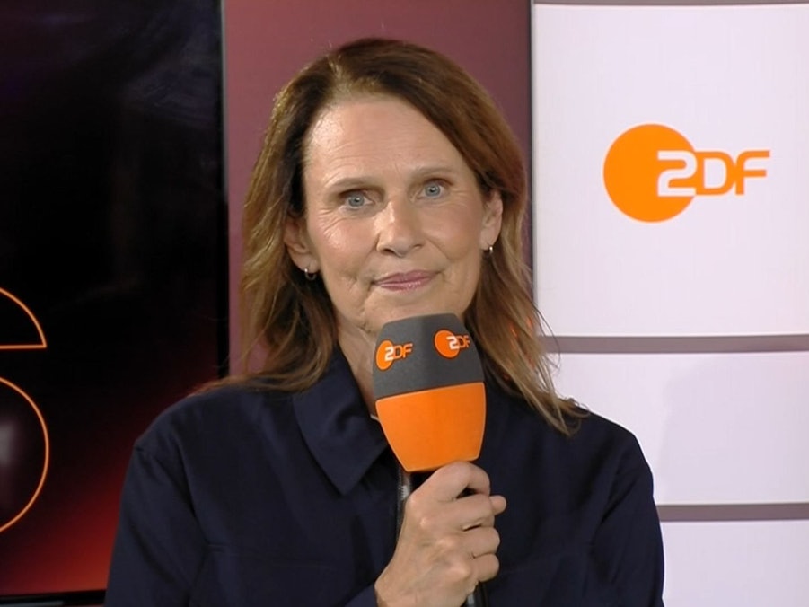 Katrin Müller-Hohenstein mit ZDF-Mikrofon in der Hand.