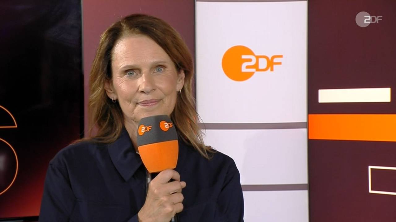 Katrin Müller-Hohenstein mit ZDF-Mikrofon in der Hand.