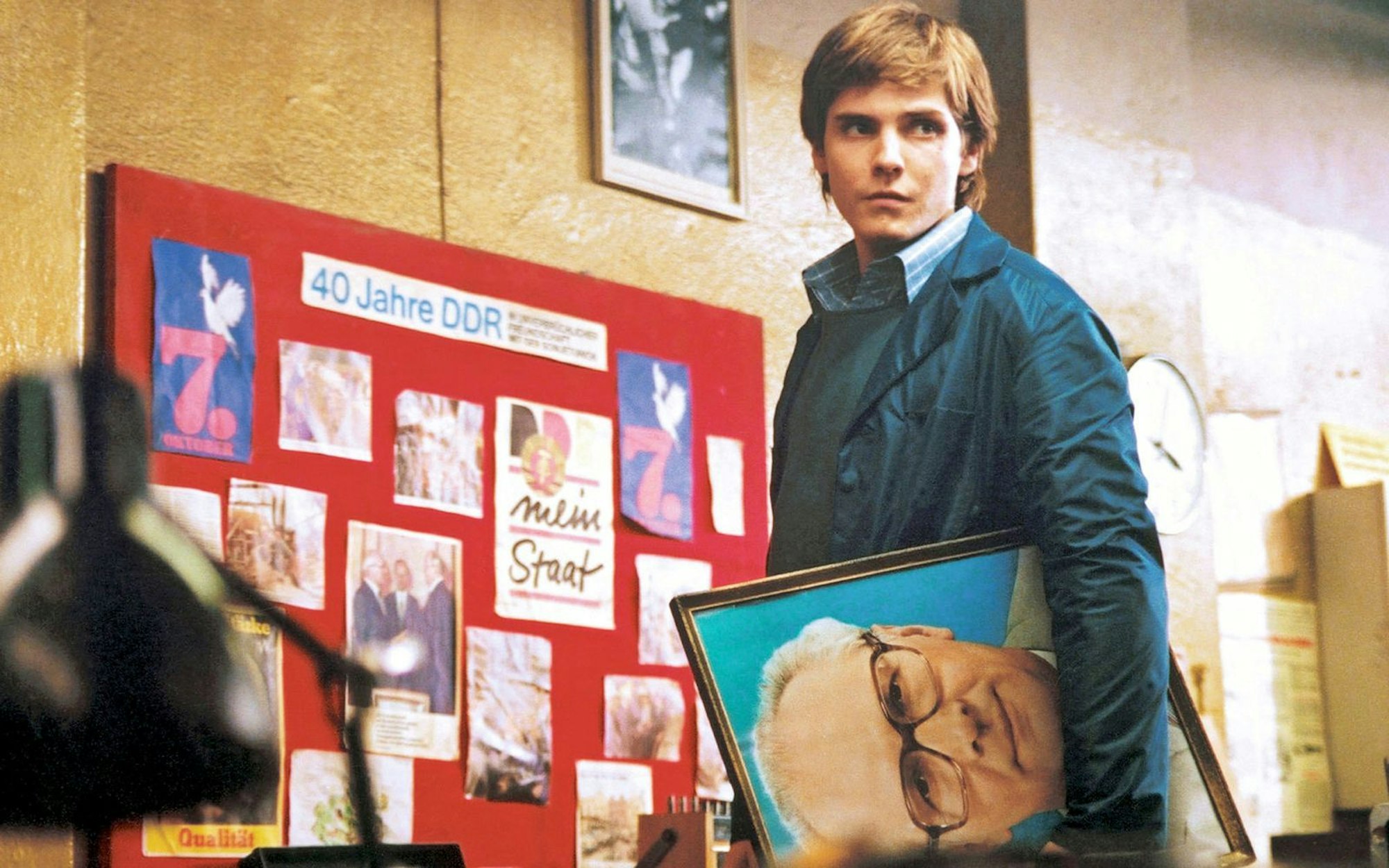 Alex (Daniel Brühl) lässt für seine Mutter auf 79 Quadratmetern Plattenbau die DDR wieder auferstehen. (Bild: ZDF/Conny Klein / X-Filme / Beta Film)