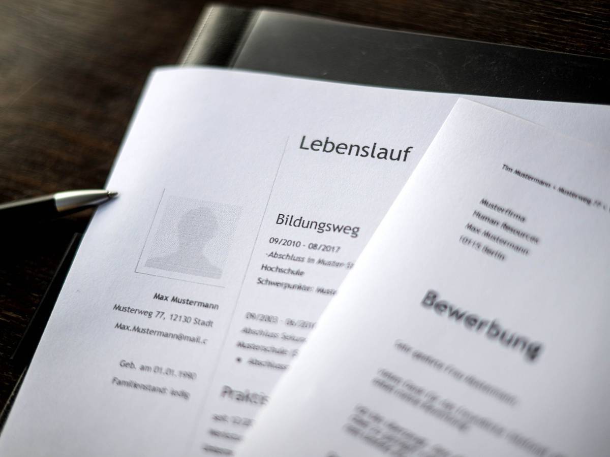 Bewerbungsunterlagen liegen auf einem Tisch