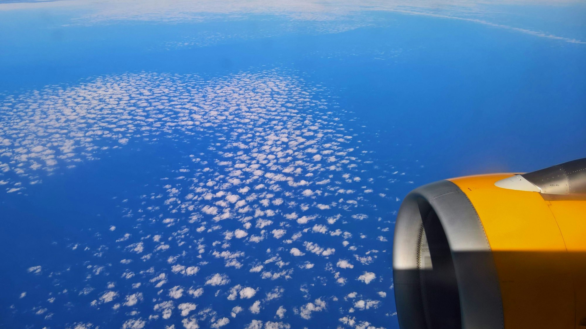 Flugzeug über Wolken und blauem Himmel