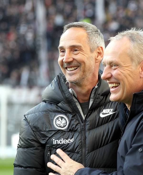 Adi Hütter und Christian Streich lächeln.