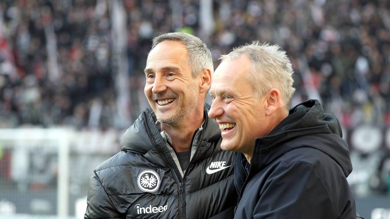 Adi Hütter und Christian Streich lächeln.