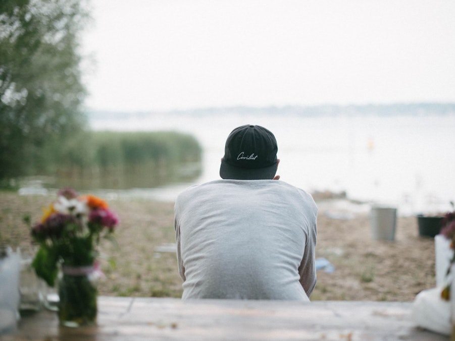 Ein Mann blickt auf den Wannsee