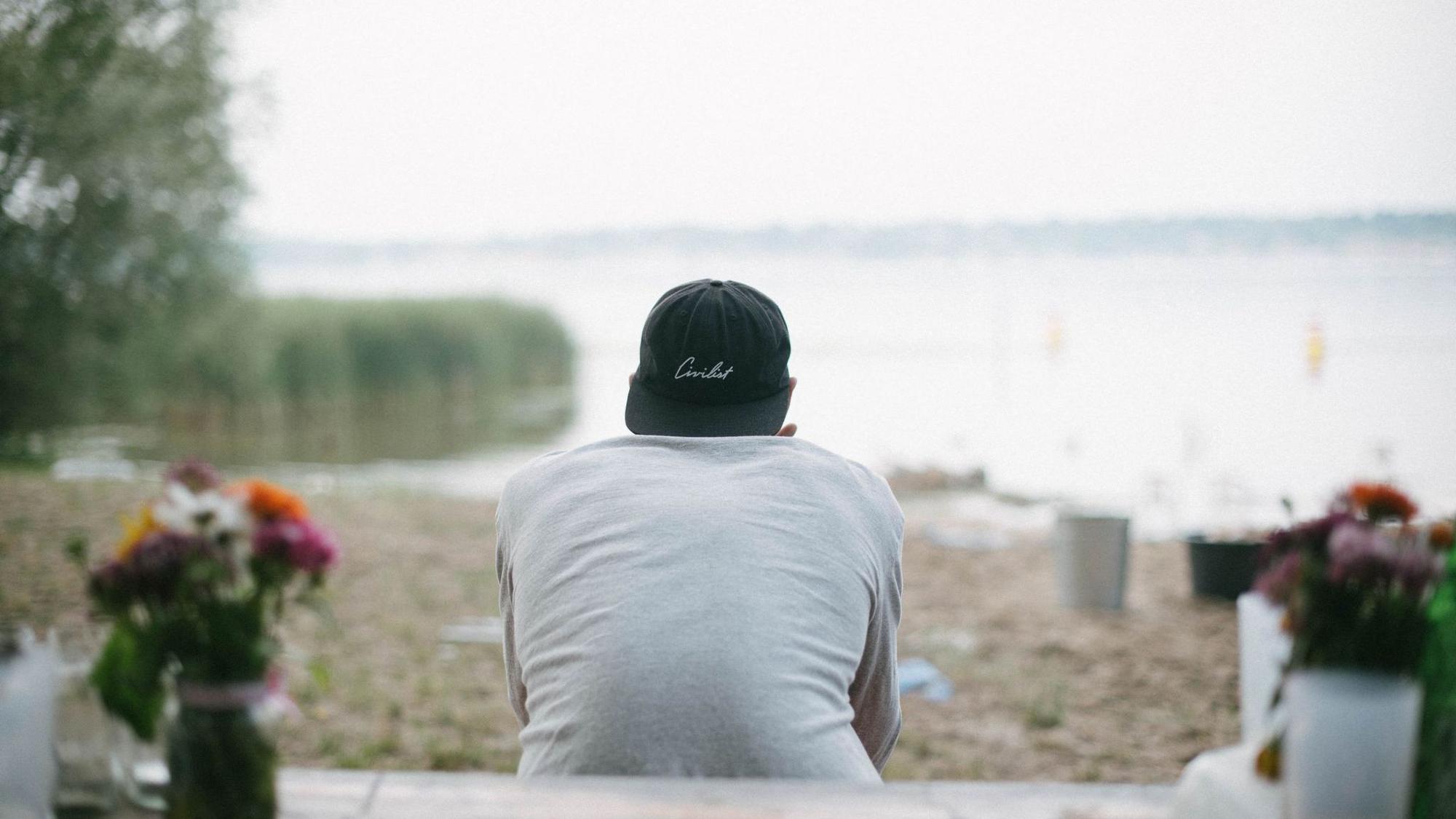 Ein Mann blickt auf den Wannsee