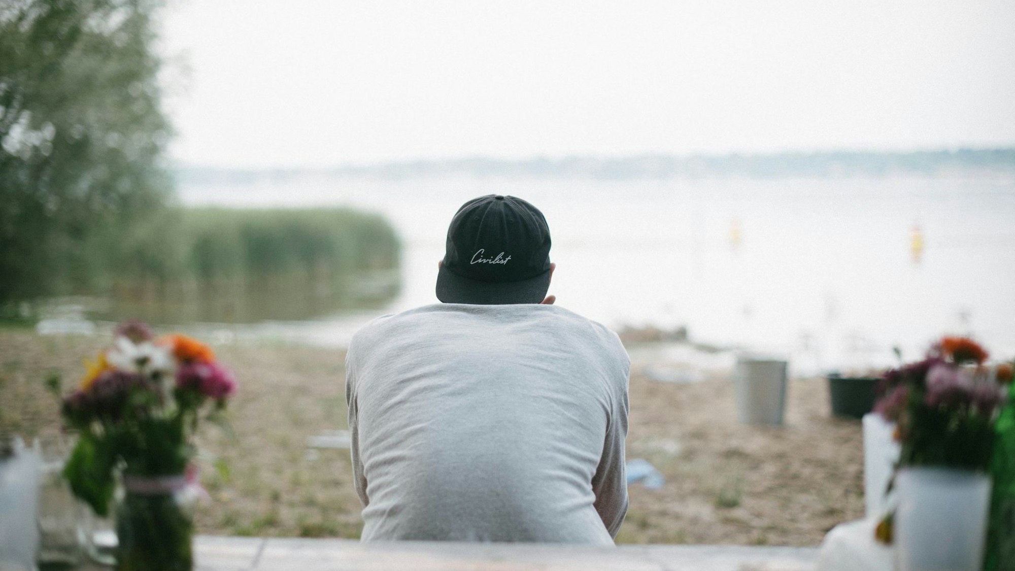 Ein Mann blickt auf den Wannsee