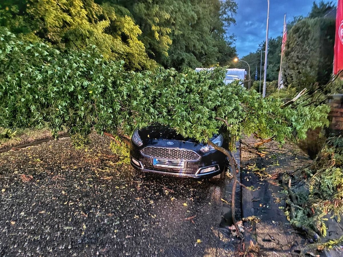 Sturmschäden in Grevenbroich-Neurath nach schwerem Gewitter.
