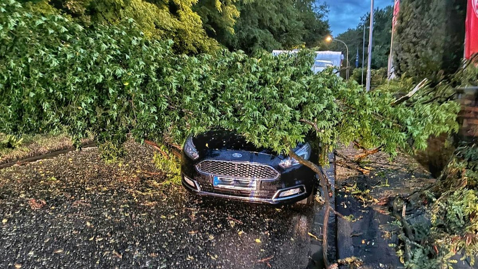 Sturmschäden in Grevenbroich-Neurath nach schwerem Gewitter.