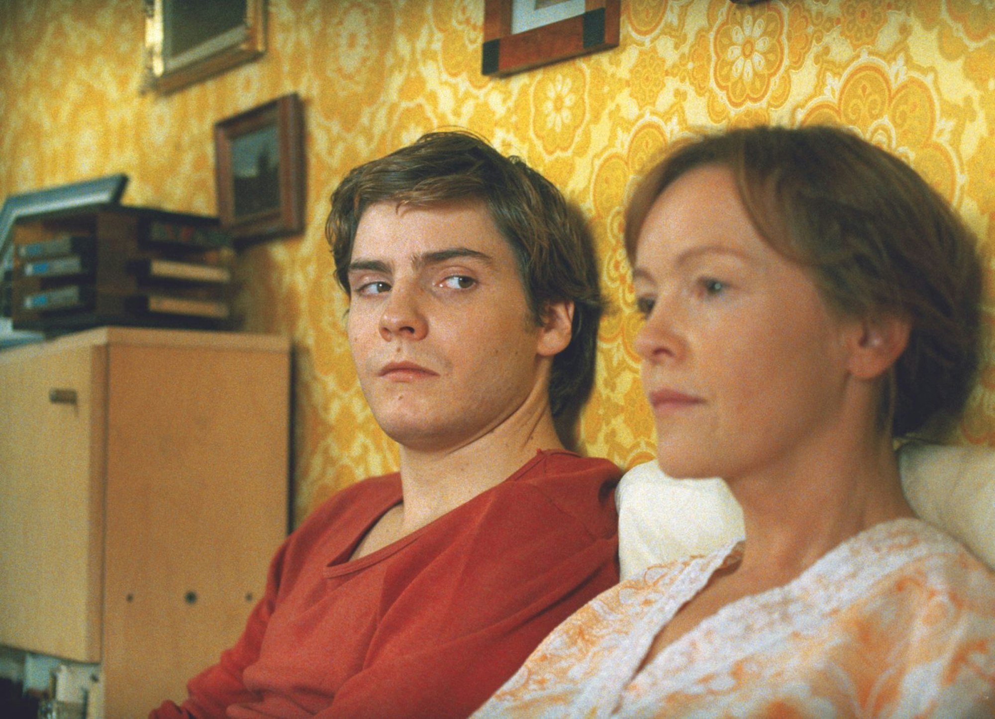 Alex' (Daniel Brühl) Mutter Christiane (Katrin Saß) ist aus dem Koma wieder erwacht und ahnt noch nichts von dem Ende der DDR. (Bild: ZDF/Conny Klein / X-Filme / Beta Film)